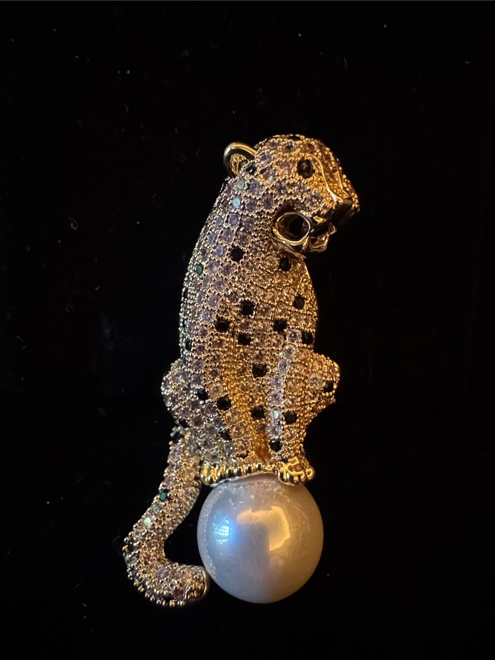 Brooch pin Gold tone Leopard with Pearl Accent